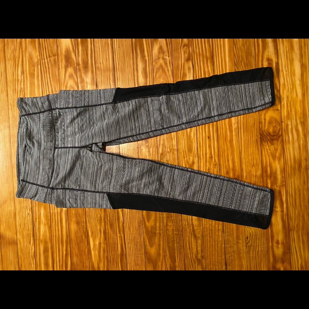 NEW Athleta jacquard mesh chaturanga capri - Picture 2 of 11